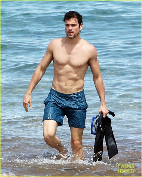 Matt Bomer Shows Off Ripped Shirtless Physique & Lower Back。